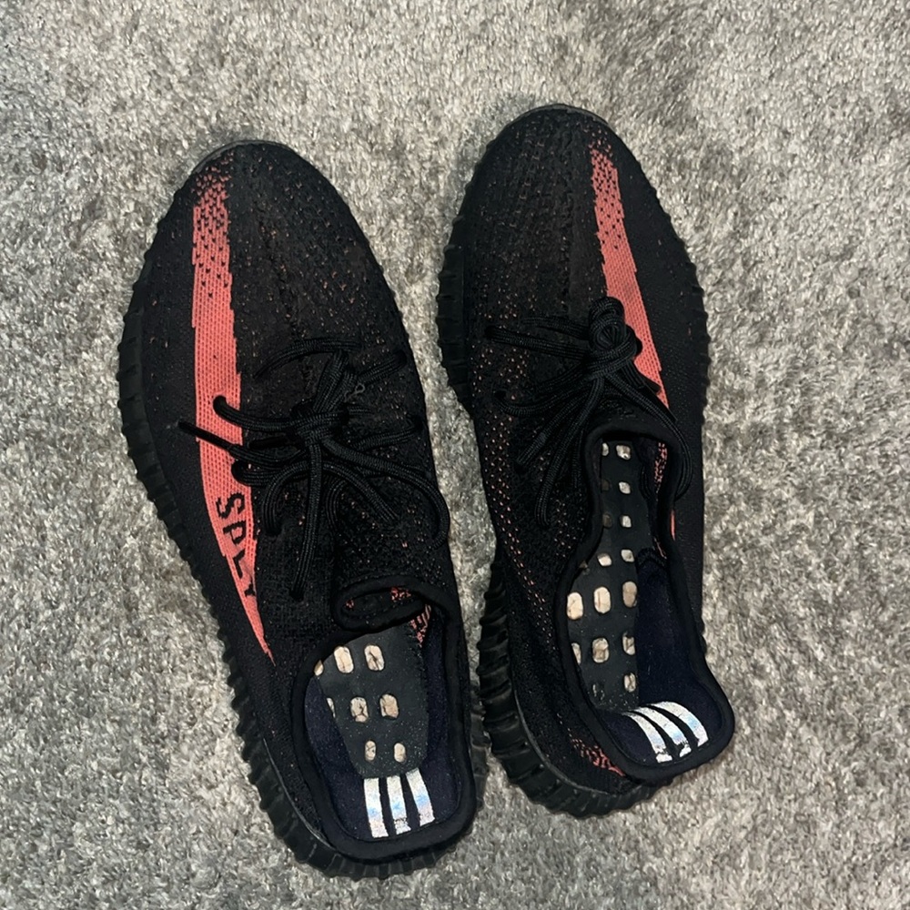 Men’s 9.5 Yeezy boost 350 V2 Black Red